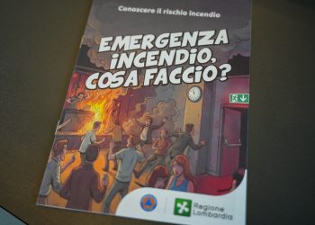 In foto l’opuscolo di Regione Lombardia per l’emergenza incendi dopo i fatti di Crans-Montana