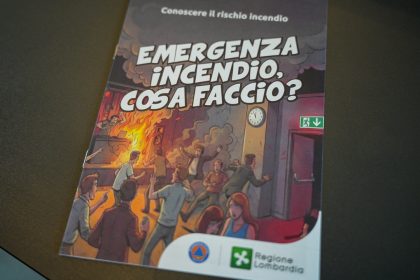 In foto l’opuscolo di Regione Lombardia per l’emergenza incendi dopo i fatti di Crans-Montana
