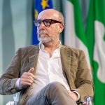 Morte improvvisa del giornalista Roberto Arditti, qui durante un lavoro per Regione, in occasione, nel 2022, dell'evento 'Lombardia 2030'