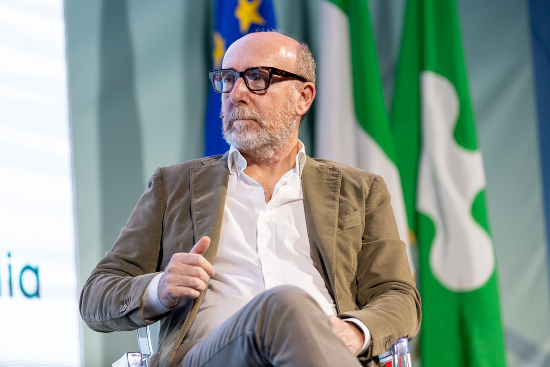 Morte improvvisa del giornalista Roberto Arditti, qui durante un lavoro per Regione, in occasione, nel 2022, dell'evento 'Lombardia 2030'