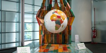 scultura Il mondo ha bisogno di una mano a Palazzo Lombardia