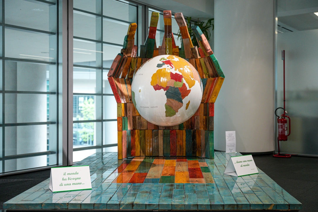 scultura Il mondo ha bisogno di una mano a Palazzo Lombardia