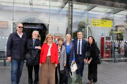 foto di gruppo con assessore Terzi di sottopasso ciclopedonale stazione di Bergamo 