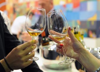 Al Vinitaly 2026 di Verona premiati gli ambasciatori della cucina lombarda: Bruna Gritti Cerea, Maurizio Zanella e Iginio Massari.