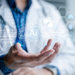 immagine di medico con schermo con scritta AI per dare idea del bando 'STEP Tecnologie Strategiche' su innovazione, in particolare su evento dedicato a progetti vincitori