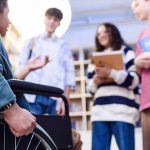 immagine studente sedia a rotelle per dare idea del bando per studenti con disabilità