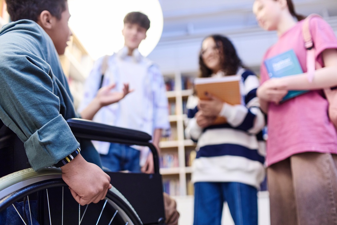 immagine studente sedia a rotelle per dare idea del bando per studenti con disabilità