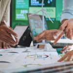 immagine di riunione con tablet per dare l'idea del nuovo bando competenze e innovazione