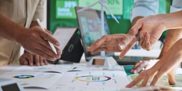 immagine di riunione con tablet per dare l'idea del nuovo bando competenze e innovazione