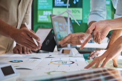 immagine di riunione con tablet per dare l'idea del nuovo bando competenze e innovazione