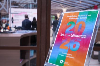 Cartello dell'evento di presentazione nuovo brand In Lombardia all'area Oasi experience piazza Città di Lombardia
