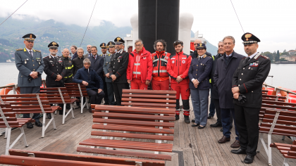 Foto di gruppo esercitazione aeronavale congiunta tra polizia e unità di soccorso sul lago di Como Paolo Giuseppe Alfredo Ponta, prefetto di Lecco, Corrado Conforto Galli prefetto di Como, Paolo Zottola, Guardia di Finanza, Marco Paiella, Areu Como.
