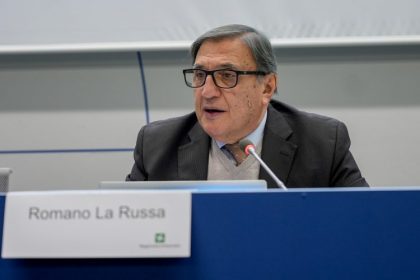 foto generica assessore larussa che commenta morte Monguzzi nel comunicato 