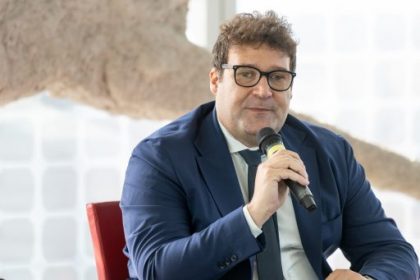 foto generica dell'assessore Maione che nel comunicato commenta il parere tecnico negativo dato da Regione sugli impianti agrivoltaici nel pavese