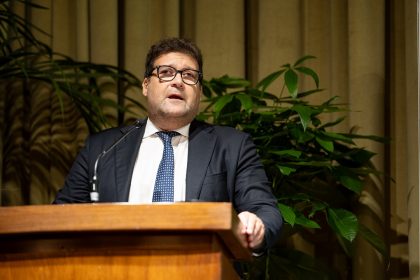 foto generica Maione che commenta nel cs il bando per le pmi per sostituire veicoli inquinanti 