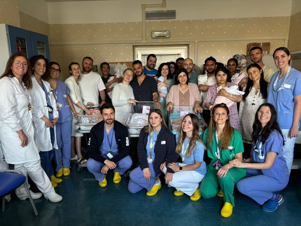 Mamme, medici e infermieri dell'Ospedale Poma di Mantova