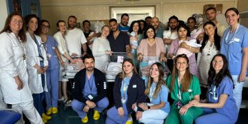 Mamme, medici e infermieri dell'Ospedale Poma di Mantova