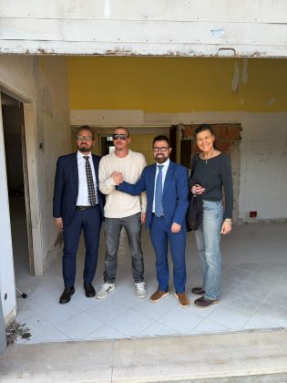 L'assessore Franco visita gli spazi del negozio in via di riqualificazione da Aler Mantova nel quartiere Due Pini