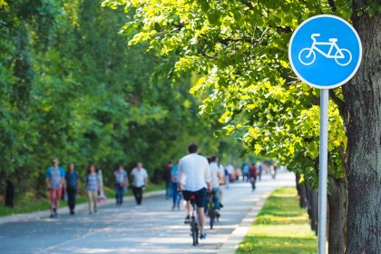 pista ciclabile con persone, esempio di progetto finanziabile con bando strade verdi 2026