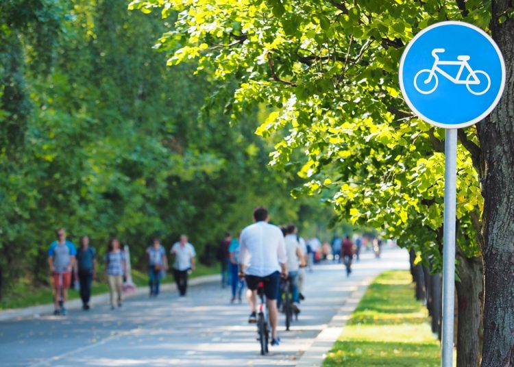 pista ciclabile con persone, esempio di progetto finanziabile con bando strade verdi 2026