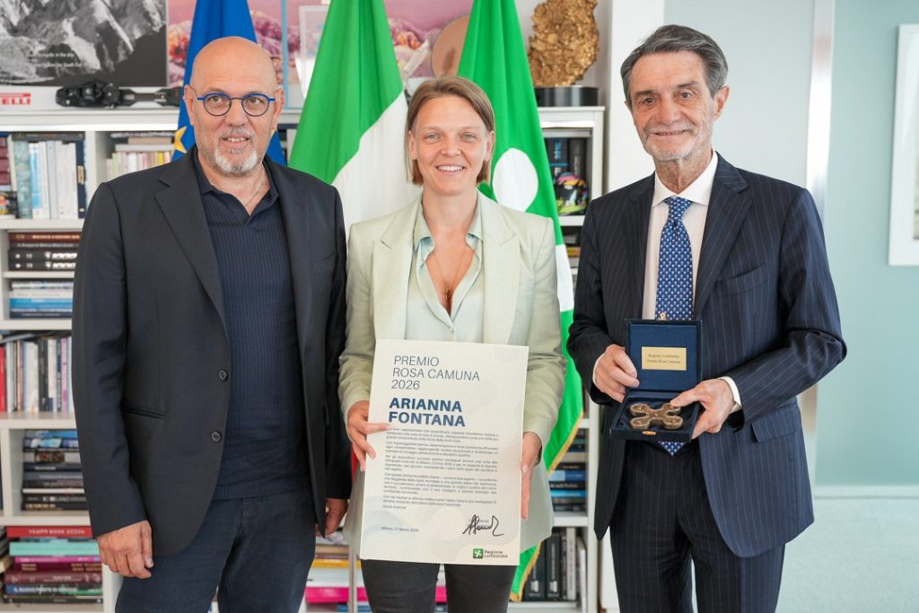 Attilio Fontana e Massimo Sertori consegnano il Premio Rosa Camuna 2026 a Arianna Fontana
