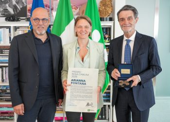 Attilio Fontana e Massimo Sertori consegnano il Premio Rosa Camuna 2026 a Arianna Fontana