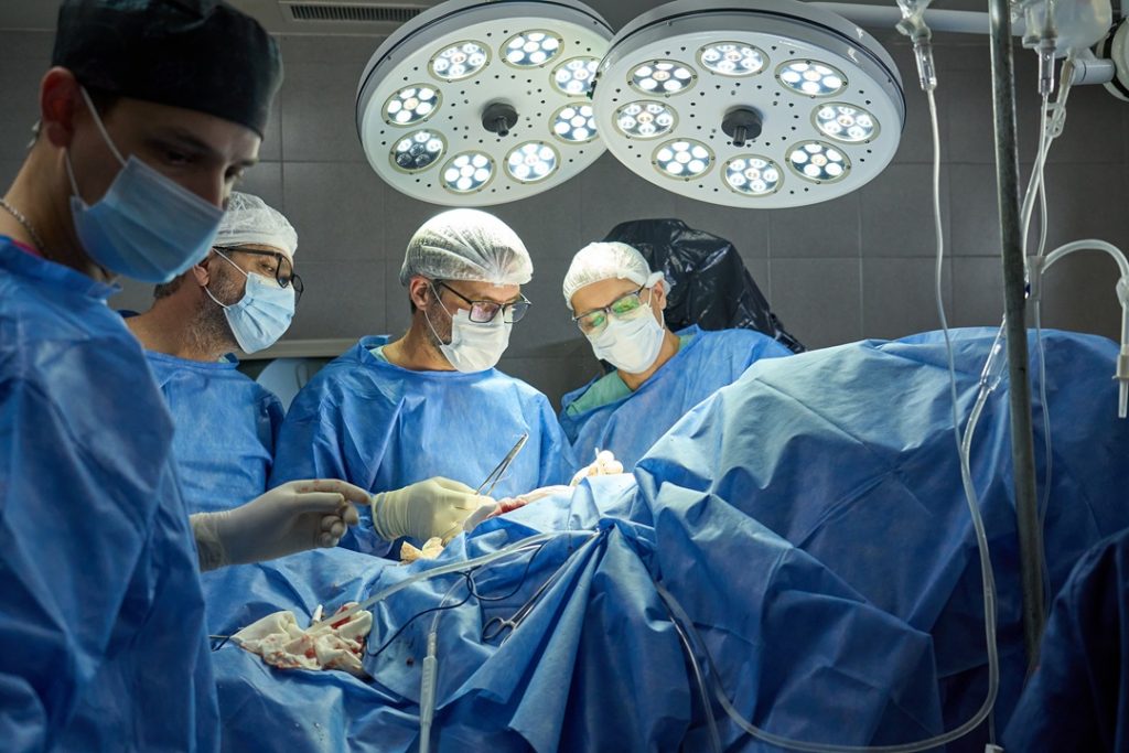 Sala operatoria durante una fase di trapianto di organi