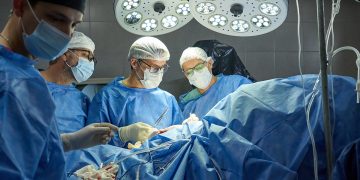 Sala operatoria durante una fase di trapianto di organi