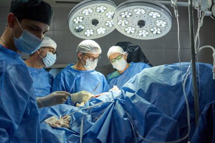 Sala operatoria durante una fase di trapianto di organi