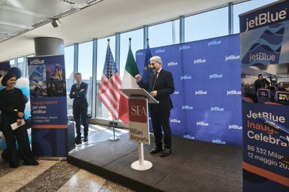 La foto ritrae il sottosegretario Cattaneo durante il suo intervento in occasione del volo per Boston nell'area doganale dell'aeroporto Milano Malpensa