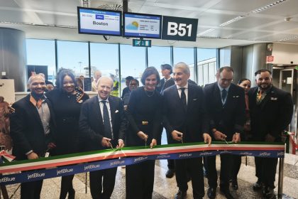 La foto ritrae il sottosegretario Cattaneo e altri ospiti durante il taglio del nastro del volo per Boston nell'area doganale dell'aeroporto Milano Malpensa