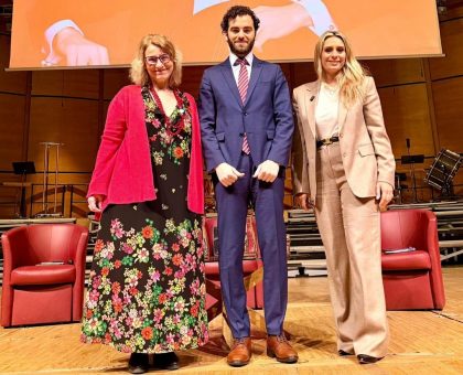 L'assessore alla Cultura di Regione Lombardia Francesca Caruso, a destra, insieme al direttore dell'Orchestra sinfonica di Milano Emmanuel Tjeknavorian