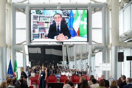 Convegno Developing Green Budgeting in Lombardia, Baden-Wuttenberg and Greece, videomessaggio presidente Fontana, panoramica da fondo sala