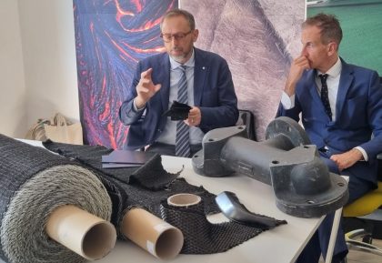 Tour imprese Fibertech a Marnate (VA), l'immagine ritrae l'assessore Fermi mentre ascolta le spiegazioni delle lavorazioni