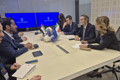 Il presidente Fontana insieme al ministro dell'economia degli Emirati Abdulla bin Touq Al Marri al forum Investopia 