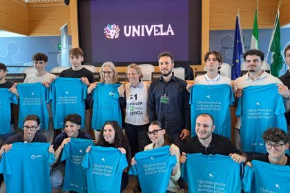 Il sottosegretario regionale alla Presidenza con delega allo Sport e Giovani, Federica Picchi, interviene alla conferenza stampa di presentazione della stagione 2026 di Univela Campione del Garda. Intorno a lei gli studenti della Fondazione AMMI, ITS che offre percorsi di alta formazione post diploma riconosciuti e finanziati da Regione Lombardia