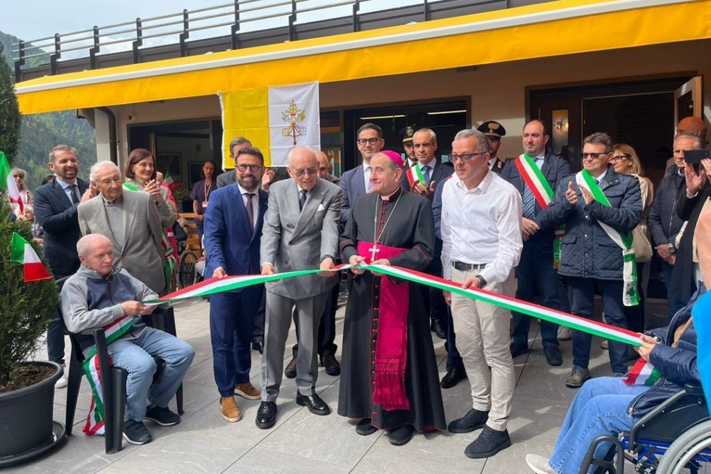 Il taglio del nastro a completamento della riqualificazione della casa di riposo di Schilpario (Bergamo)