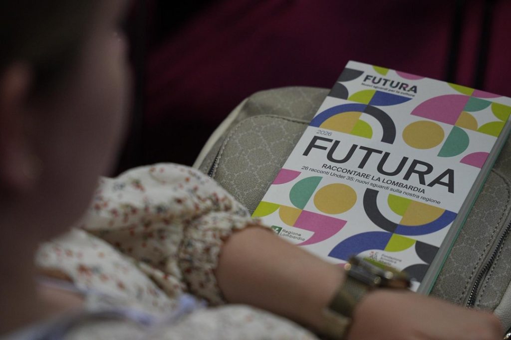 In foto l’antologia ‘Futura. Raccontare la Lombardia’, presentata in occasione della 38a edizione del Salone Internazionale del Libro di Torino