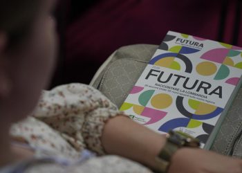 In foto l’antologia ‘Futura. Raccontare la Lombardia’, presentata in occasione della 38a edizione del Salone Internazionale del Libro di Torino