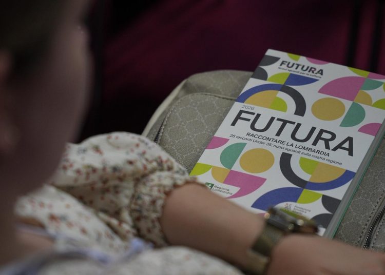 In foto l’antologia ‘Futura. Raccontare la Lombardia’, presentata in occasione della 38a edizione del Salone Internazionale del Libro di Torino
