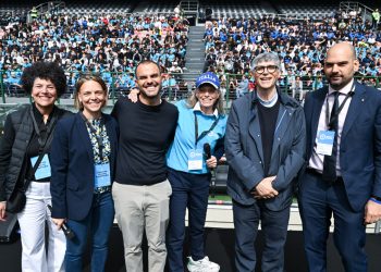 Da sinistra, la consigliera del Comitato Paralimpico Nazionale Linda Casalini, la campionessa olimpica plurimedagliata Arianna Fontana, il campione paralimpico e dirigente sportivo Daniele Cassioli, Il sottosegretario alla Presidenza della Regione Lombardia con delega allo Sport e Giovani Federica Picchi, il sacerdote anticriminalità di Caivano don Maurizio Patriciello e il presidente del CONI Lombardia Marco Riva in occasione della Giornata dei Giovani allo stadio di San Siro a Milano.