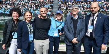 Da sinistra, la consigliera del Comitato Paralimpico Nazionale Linda Casalini, la campionessa olimpica plurimedagliata Arianna Fontana, il campione paralimpico e dirigente sportivo Daniele Cassioli, Il sottosegretario alla Presidenza della Regione Lombardia con delega allo Sport e Giovani Federica Picchi, il sacerdote anticriminalità di Caivano don Maurizio Patriciello e il presidente del CONI Lombardia Marco Riva in occasione della Giornata dei Giovani allo stadio di San Siro a Milano.