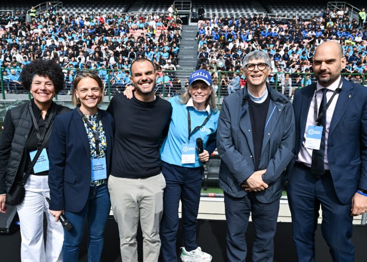 Da sinistra, la consigliera del Comitato Paralimpico Nazionale Linda Casalini, la campionessa olimpica plurimedagliata Arianna Fontana, il campione paralimpico e dirigente sportivo Daniele Cassioli, Il sottosegretario alla Presidenza della Regione Lombardia con delega allo Sport e Giovani Federica Picchi, il sacerdote anticriminalità di Caivano don Maurizio Patriciello e il presidente del CONI Lombardia Marco Riva in occasione della Giornata dei Giovani allo stadio di San Siro a Milano.