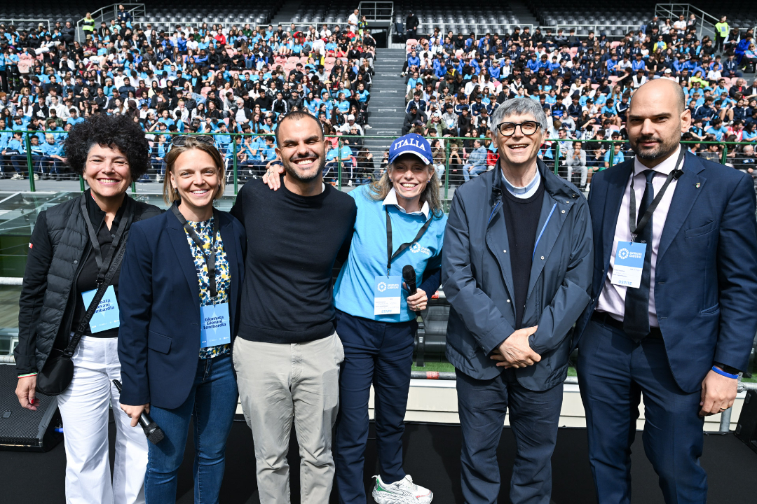 Da sinistra, la consigliera del Comitato Paralimpico Nazionale Linda Casalini, la campionessa olimpica plurimedagliata Arianna Fontana, il campione paralimpico e dirigente sportivo Daniele Cassioli, Il sottosegretario alla Presidenza della Regione Lombardia con delega allo Sport e Giovani Federica Picchi, il sacerdote anticriminalità di Caivano don Maurizio Patriciello e il presidente del CONI Lombardia Marco Riva in occasione della Giornata dei Giovani allo stadio di San Siro a Milano.