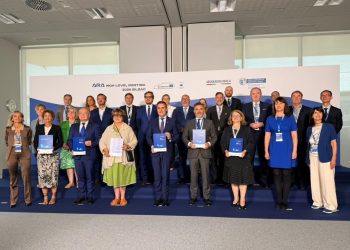 Nella foto il gruppo di ministri partecipanti al High Level Meeting 2026 con l'assessore allo Sviluppo economico della Regione Lombardia Guido Guidesi