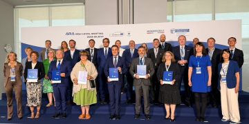 Nella foto il gruppo di ministri partecipanti al High Level Meeting 2026 con l'assessore allo Sviluppo economico della Regione Lombardia Guido Guidesi