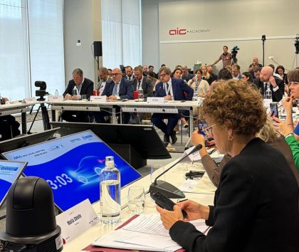 Nella foto l'assessore allo Sviluppo economico della Regione Lombardia Guido Guidesi all'High Level Meeting 2026 di Bilbao dove ha criticato l'approccio della Commissione euroepa sull'automotive con rischio disoccupati