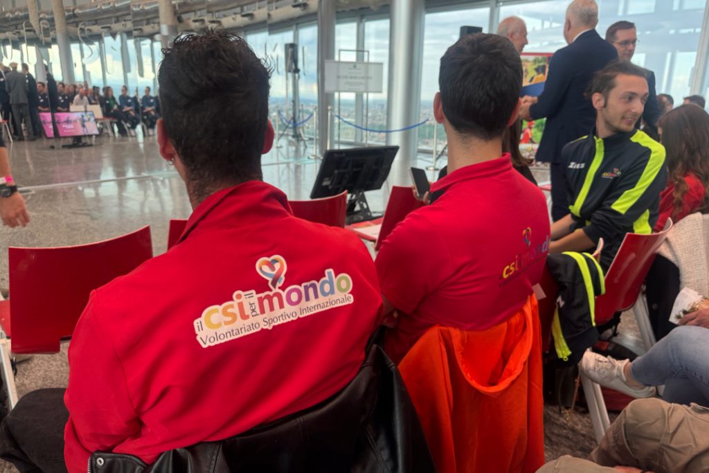Un momento della premiazione del Csi Lombardia per l'impegno dei volontari del sociale e nello sport.