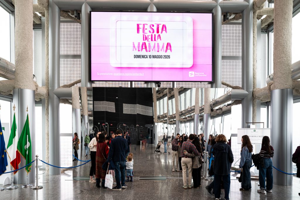 Una foto scattata durante il Belvedere Berlusconi aperto per la Festa della Mamma edizione 2026. Nella foto, infatti, il led con la locandina e le persone al Belvedere