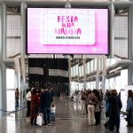 Una foto scattata durante il Belvedere Berlusconi aperto per la Festa della Mamma edizione 2026. Nella foto, infatti, il led con la locandina e le persone al Belvedere